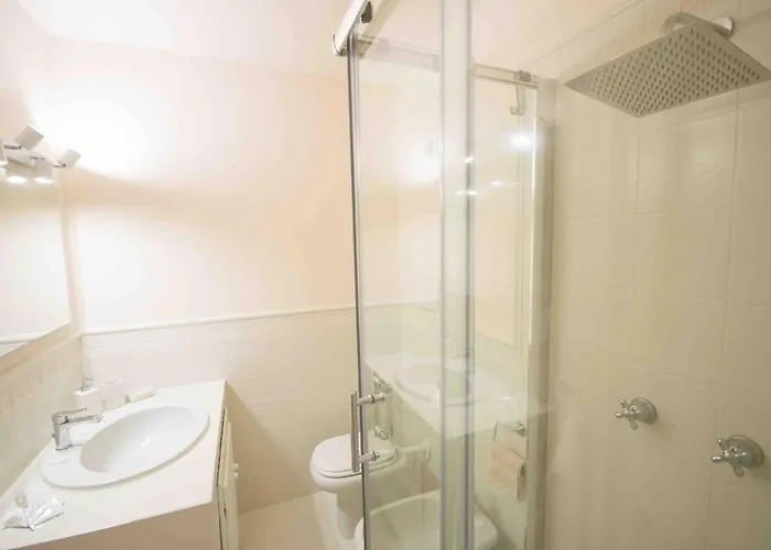 Swimming Pool & Free Park Center Apartman